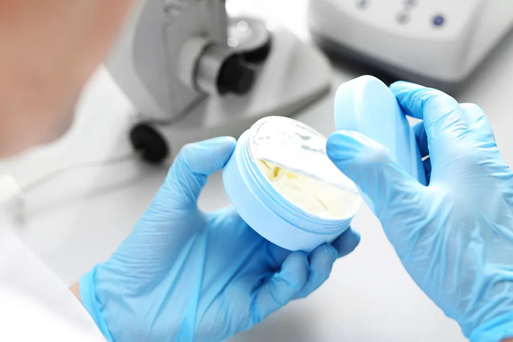 alt="آزمون های مکمل میکروبی آرایشی بهداشتی نیکوفارمد | Burkholderia cepacia، اسپورسازها، قارچ فرصتطلب، تست استریلیتی USP 71، پایداری میکروبی تحت استرس ICH Q1A"