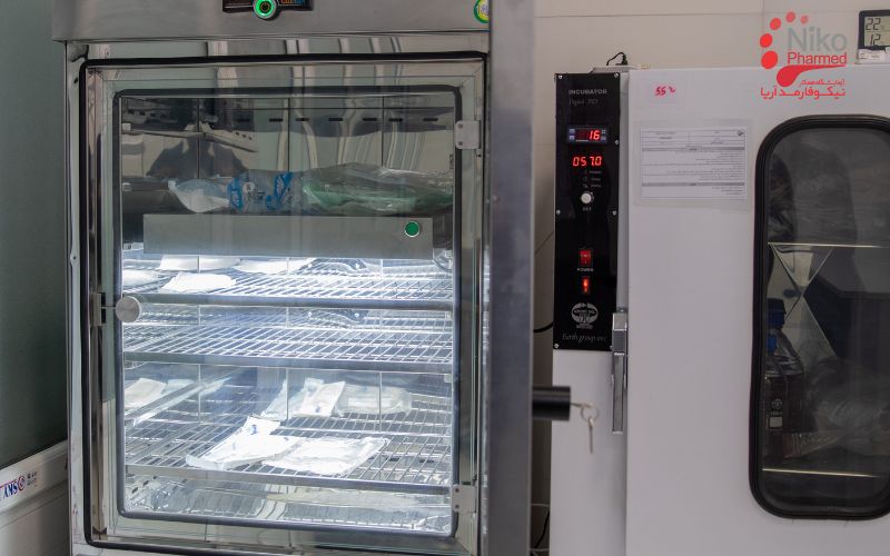 آزمونهای پایداری (Stability Tests) - alt="آزمون پایداری تسریعشده و واقعی تجهیزات پزشکی نیکوفارمد | ASTM F1980 و ISO 11607 | تعیین تاریخ انقضا بستهبندی استریل | آزمایشگاه همکار غذا و دارو"